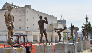 Семь скульптур будет установлено на стадионе «Капролактамовец»