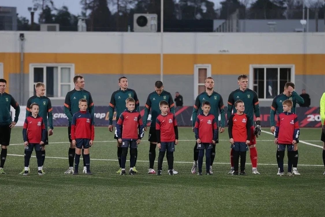 Футбольный клуб «Химик» провел первый матч нового сезона на домашнем стадионе.