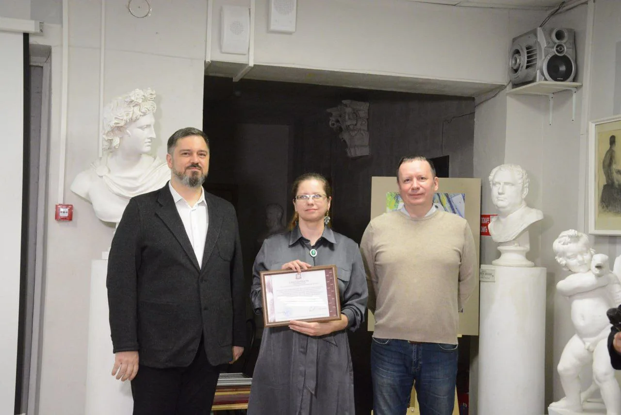 Глава Дзержинска Михаил Клинков и депутат городской Думы Иван Килин поздравили педагогов и воспитанников Дзержинской художественной школы с 70-летием учебного заведения.