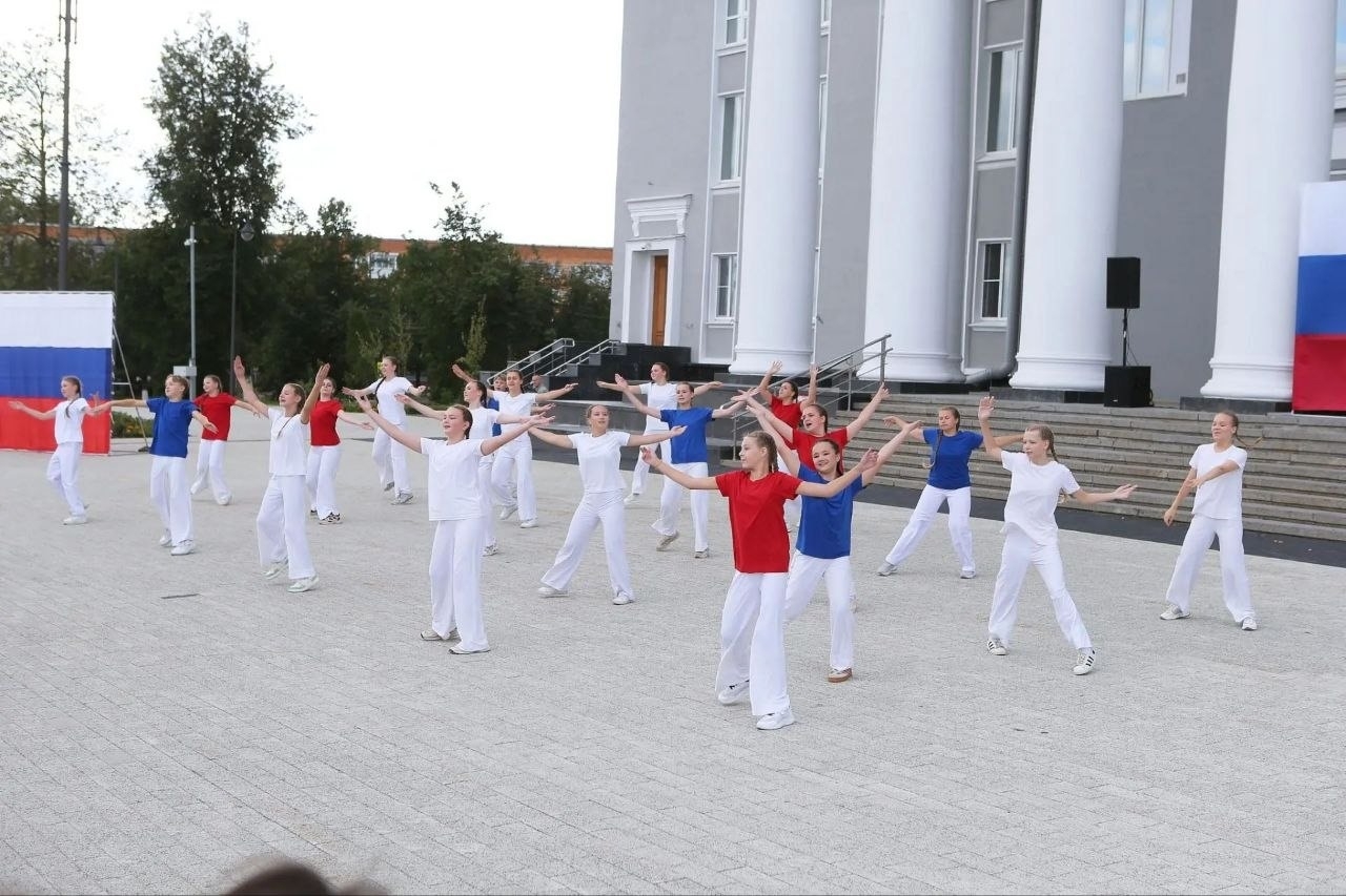 На площади перед Дворцом культуры химиков дзержинцы сегодня организовали флешмоб в преддверии Дня Государственного флага России.