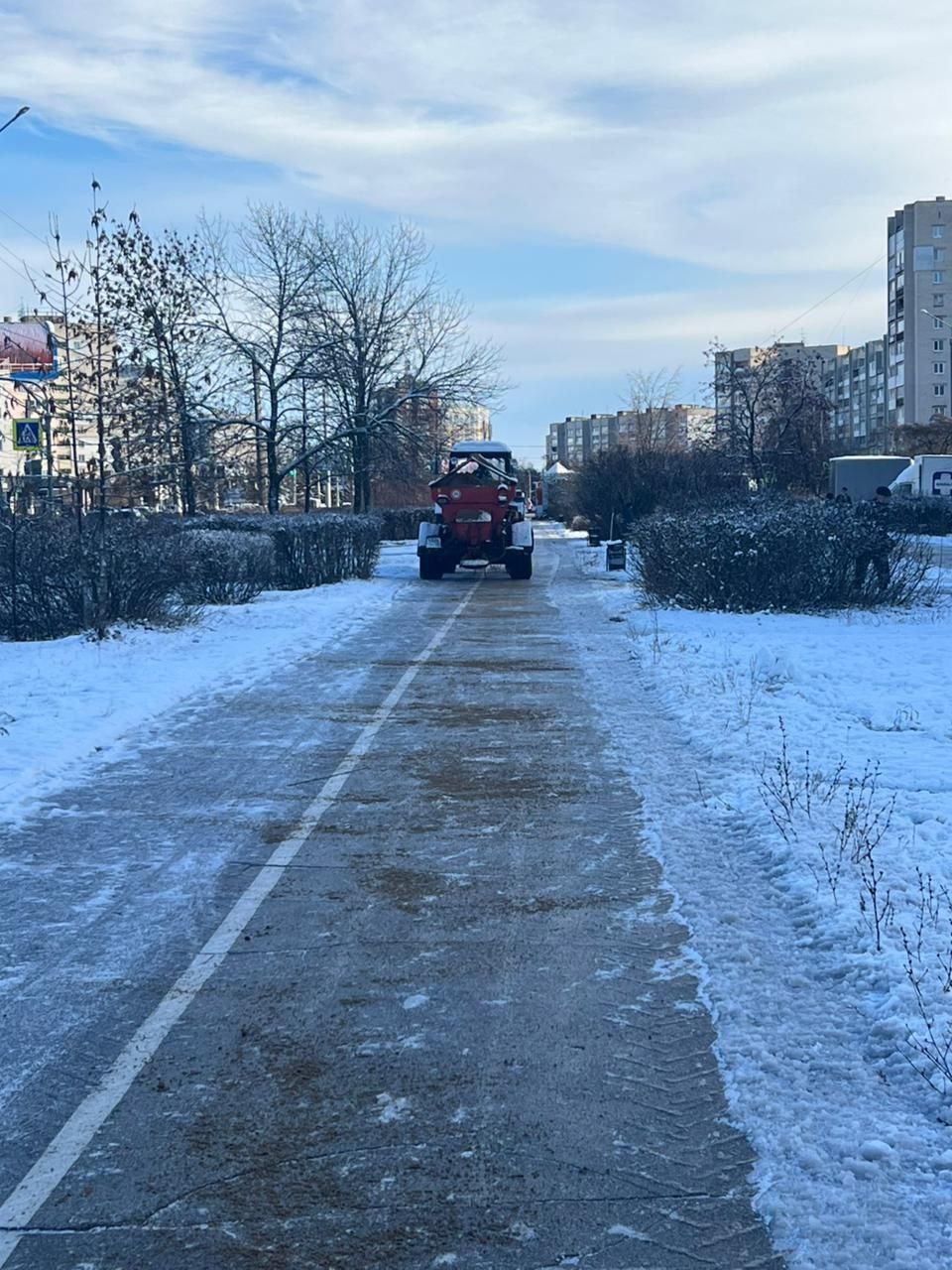 30 единиц техники вышли на борьбу с гололедом в минувшие сутки.