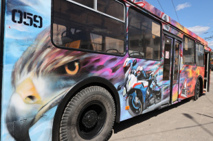 В Дзержинске очередной троллейбус украсили художественным граффити