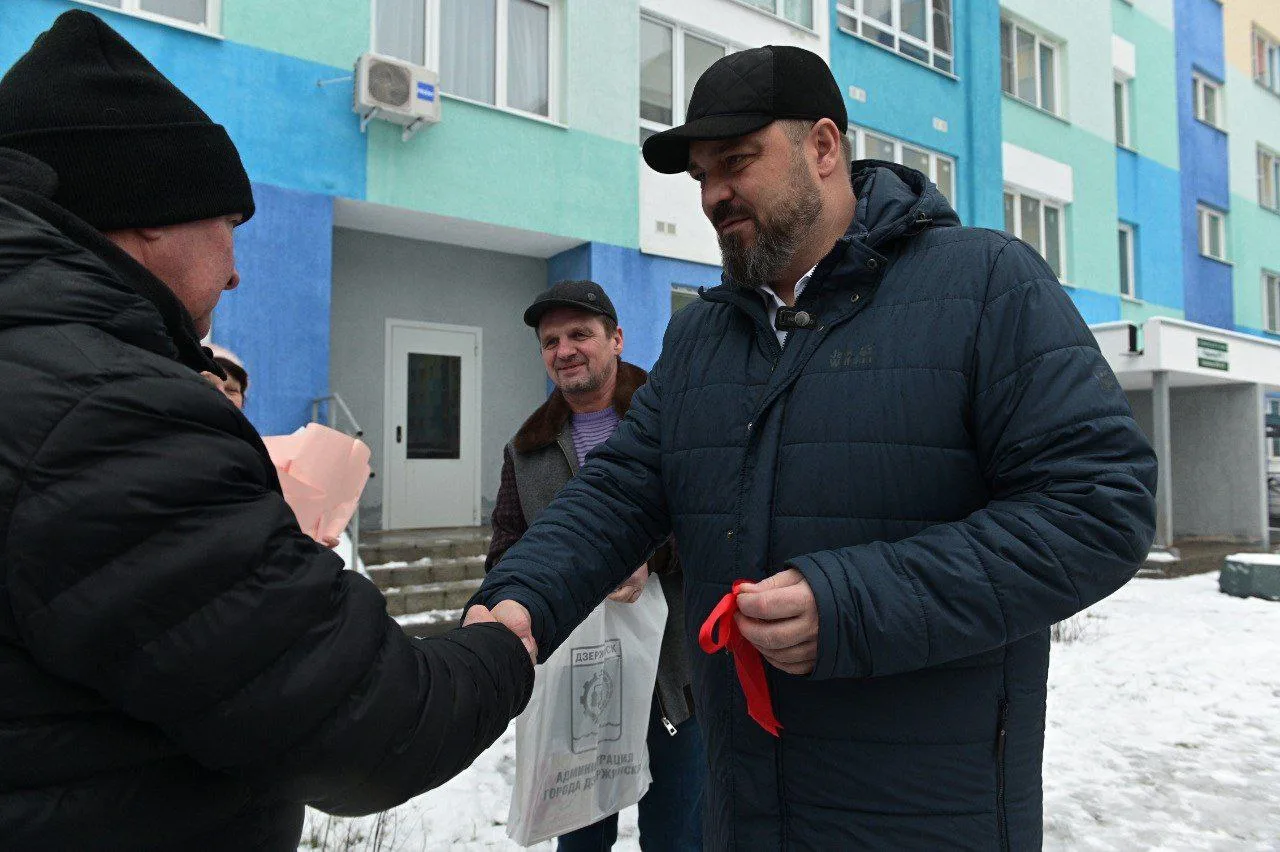 Глава города Михаил Клинков вручил ключи от новых квартир трем дзержинцам, чье жилье было признано аварийным. 