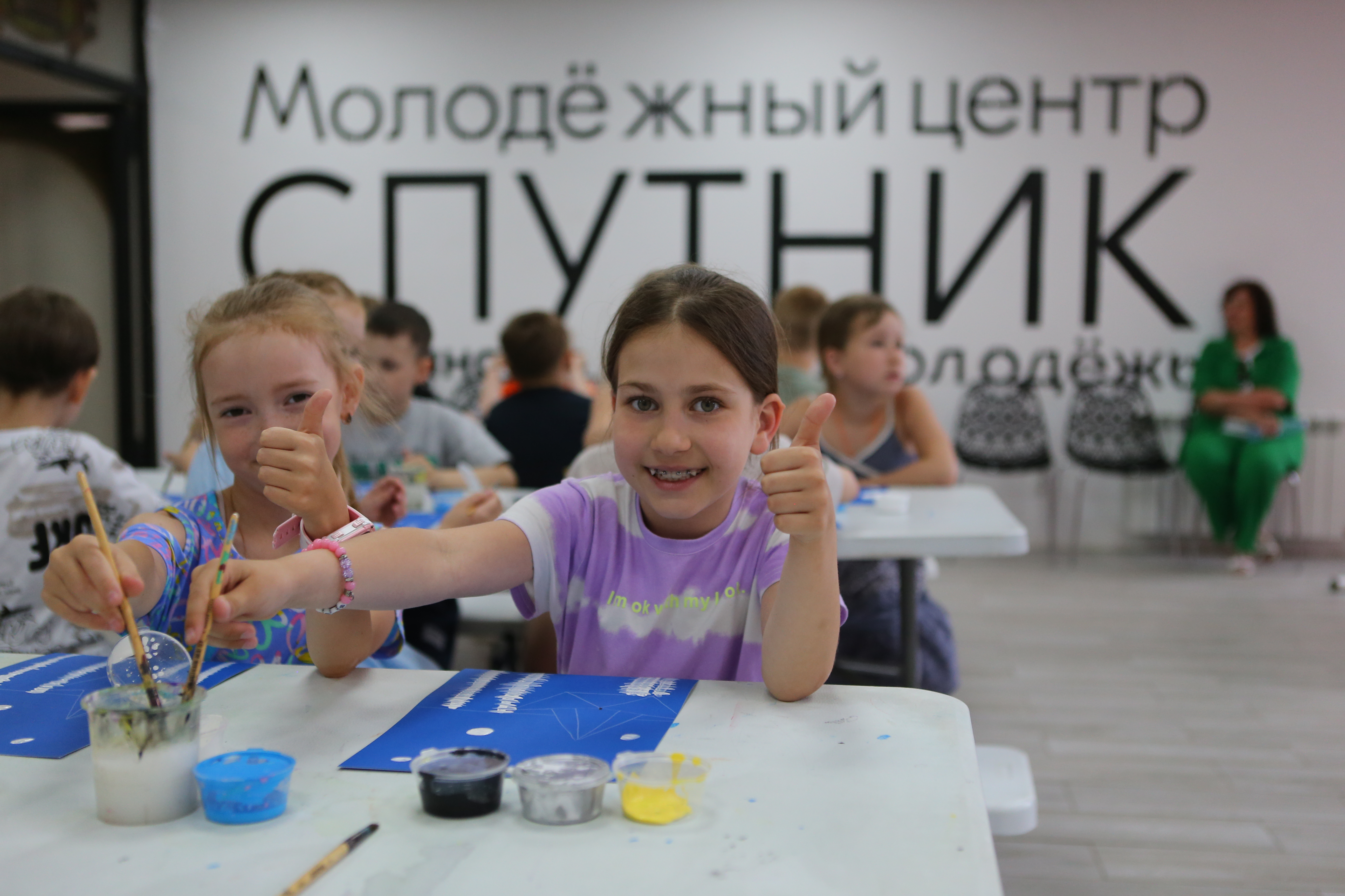 8 июня в молодежном центре «Спутник» прошел творческий мастер-класс «Летнее настроение», который провела специалист отдела «Молодежные инициативы» Ирина Вячеславовна Ошмарина.
