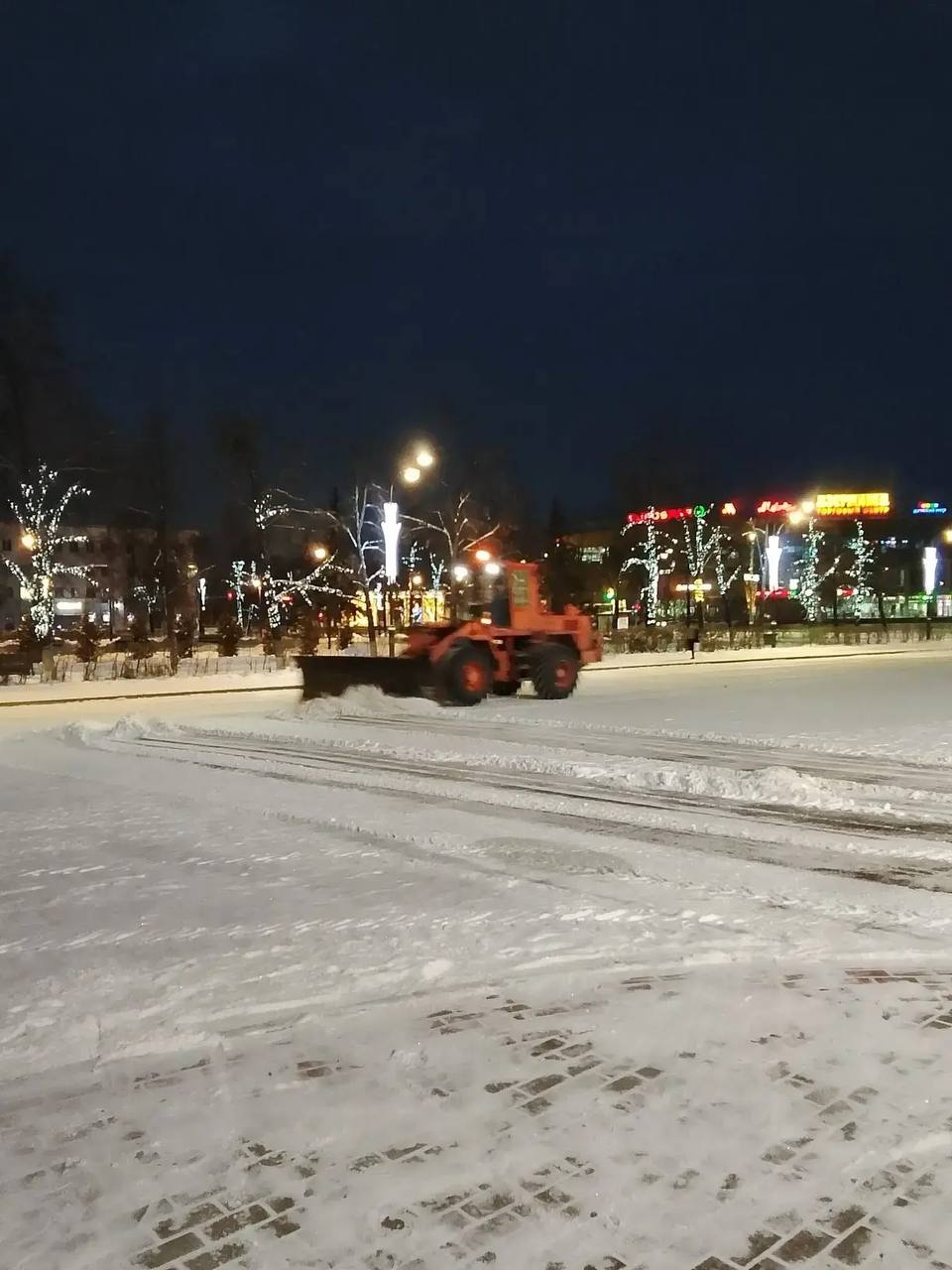 Несмотря на праздничные дни, сотрудники МБУ «Город» продолжают работу по уборке Дзержинска от снега и наледи.