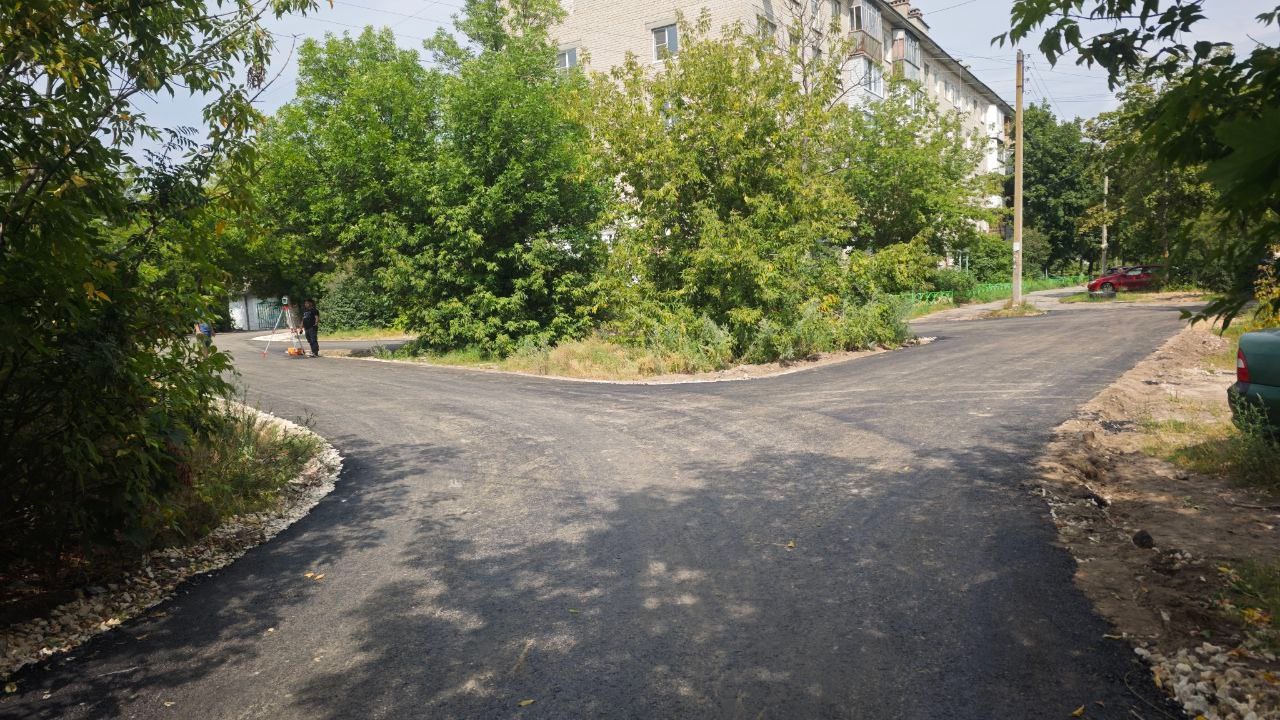 В Дзержинске активно ведутся работы по ремонту подъездов и подходов к объектам социальной инфраструктуры.