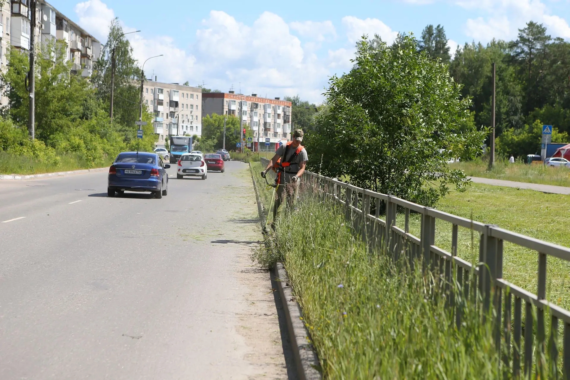 В Дзержинске продолжаются плановые работы по благоустройству городских территорий.