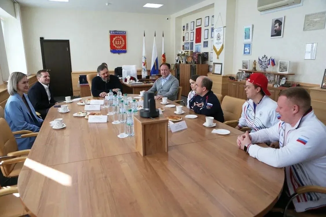 Глава города Михаил Клинков и заместитель председателя городской Думы Александр Терентьев поздравили дзержинских спортсменов с поражением опорно-двигательного аппарата (ПОДА),  вернувшихся с чемпионата Европы по пауэрлифтингу в Тбилиси (Грузия).