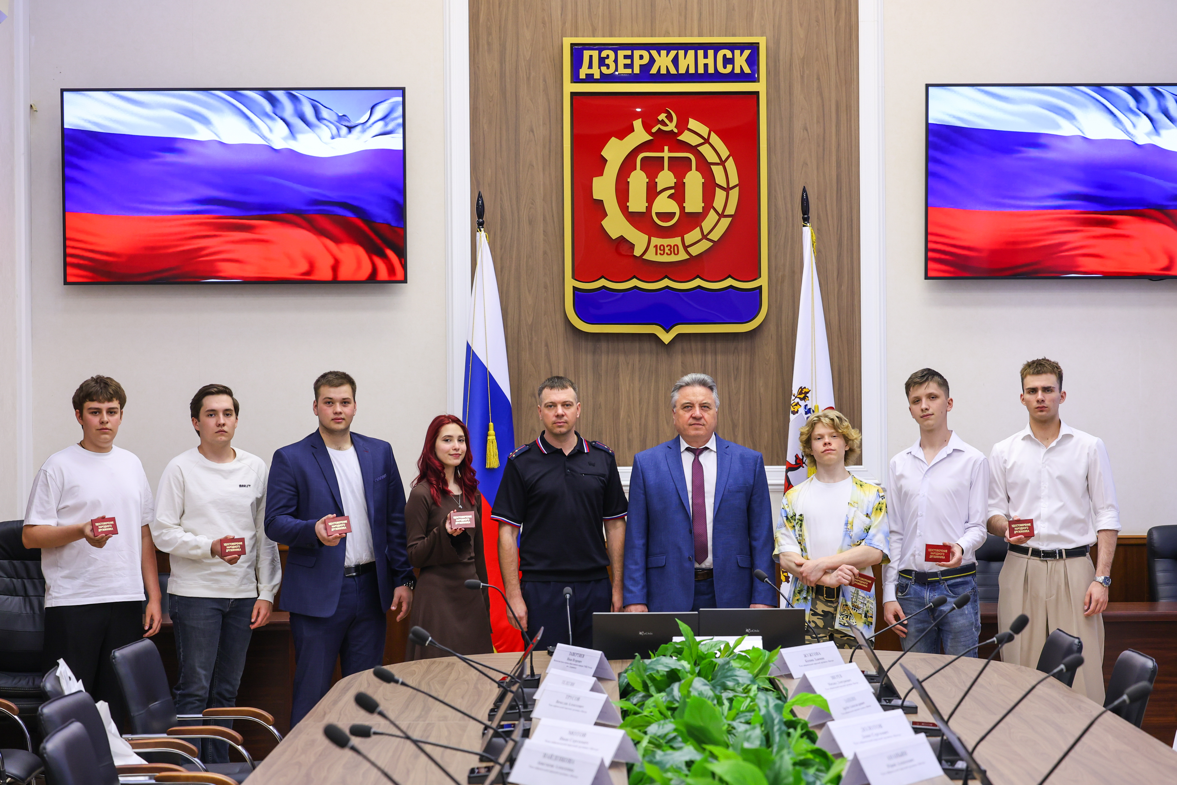 10 дзержинцев получили удостоверение народных дружинников 10 дзержинцев получили удостоверение народных дружинников