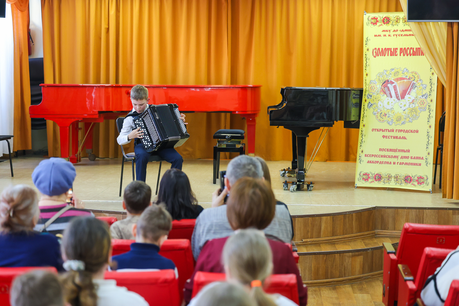Открытый городской фестиваль исполнителей на русских народных инструментах «Золотые россыпи» состоялся в детской музыкальной школе №3 имени Н.К. Гусельникова.