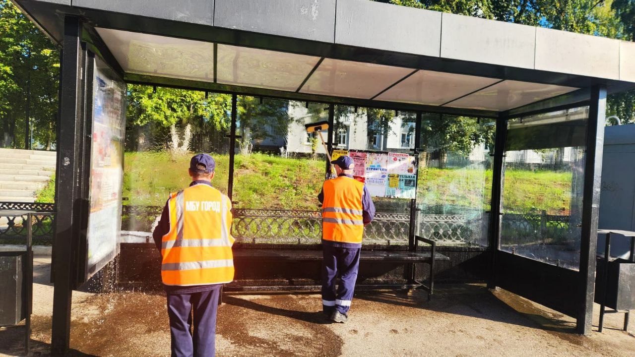 Сотрудники МБУ «Город» активно проводят мероприятия по благоустройству центральных улиц города