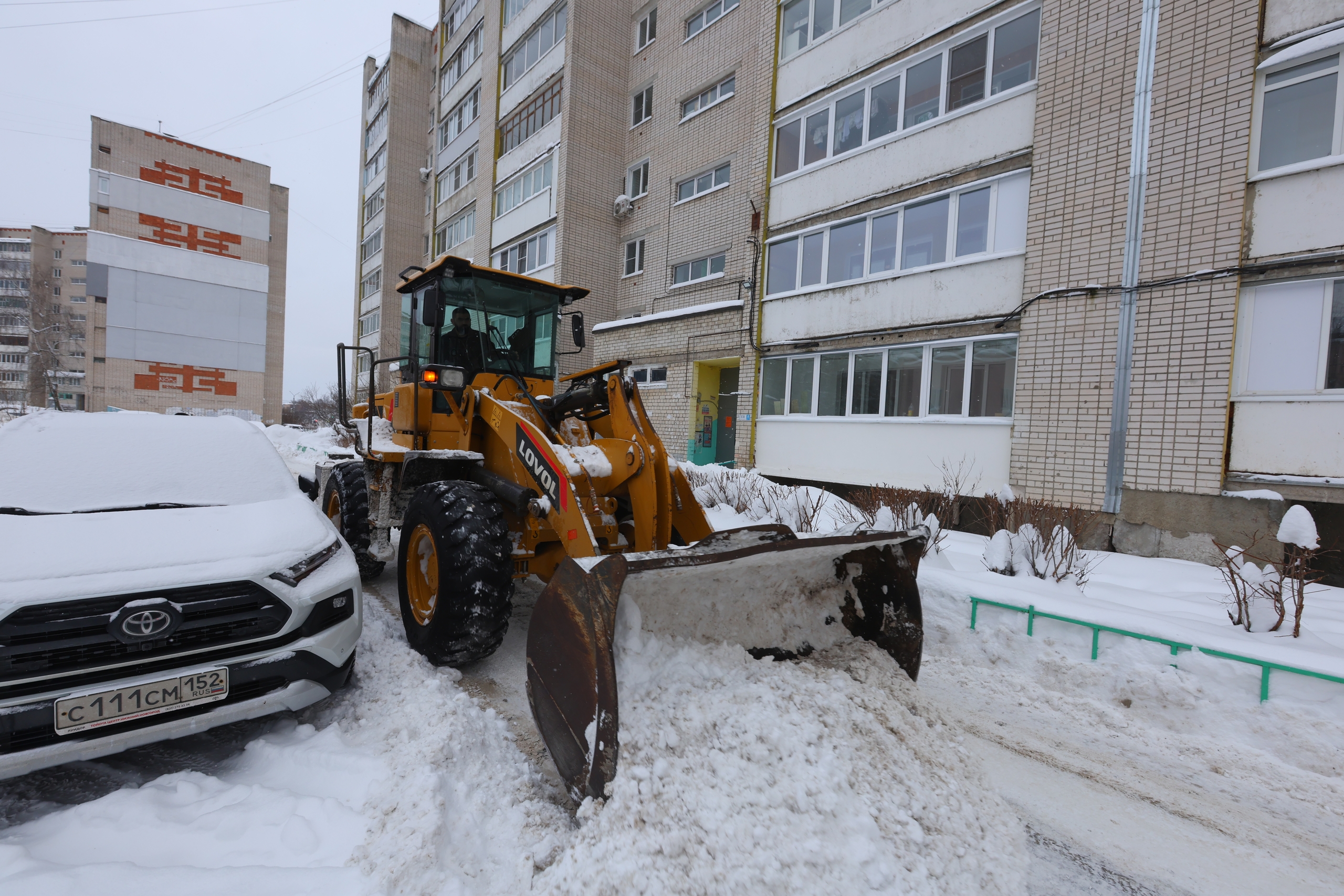 Сильные снегопады продолжаются в Дзержинске второй день