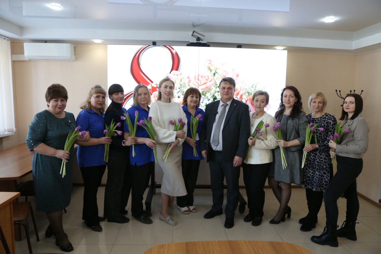 В преддверии Международного женского дня заместитель главы Дзержинска Глеб Андреев посетил ЕДДС, чтобы лично поздравить коллектив с наступающим праздником.