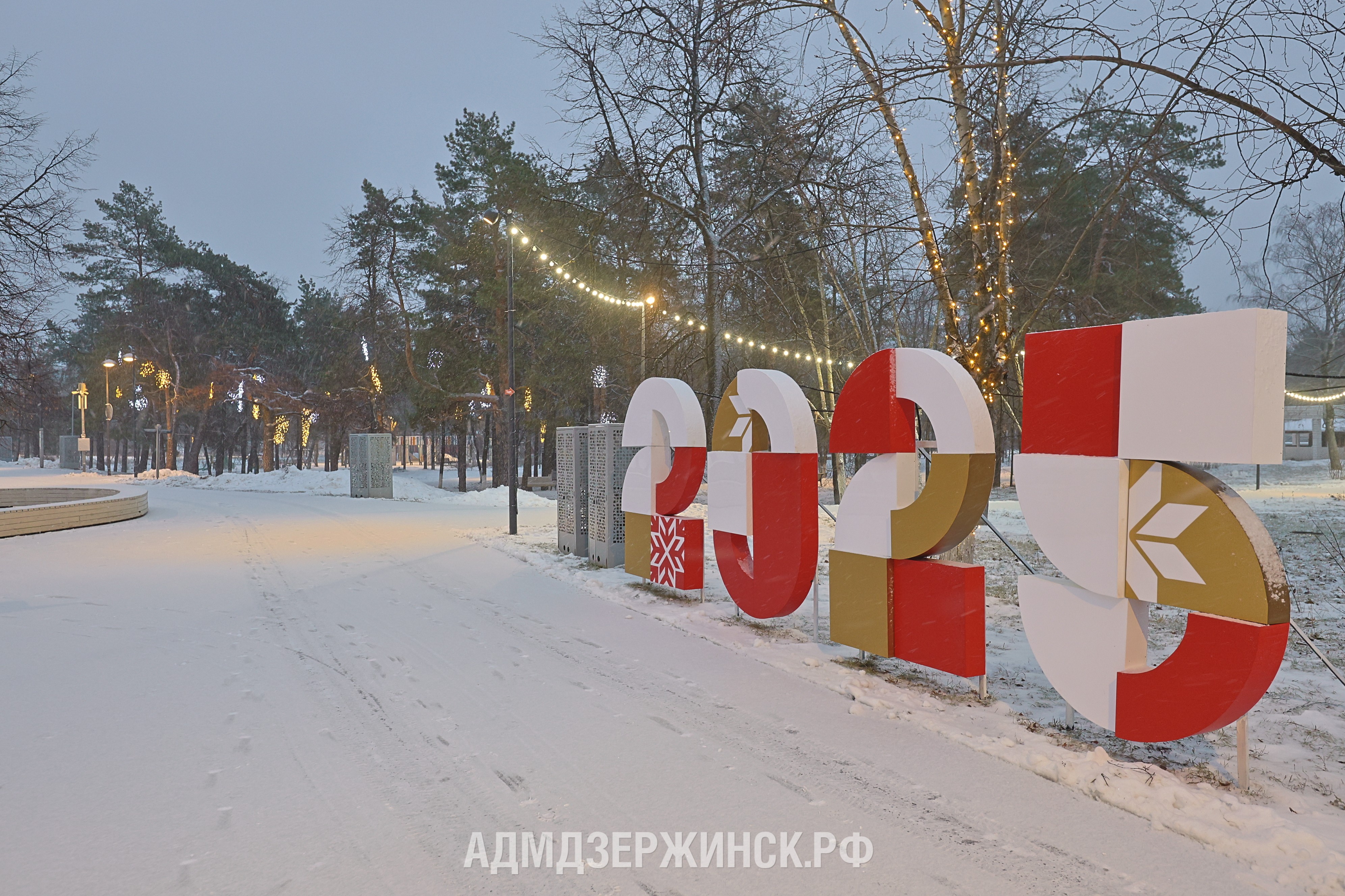 Парки Дзержинска начали украшать к новогодним праздникам