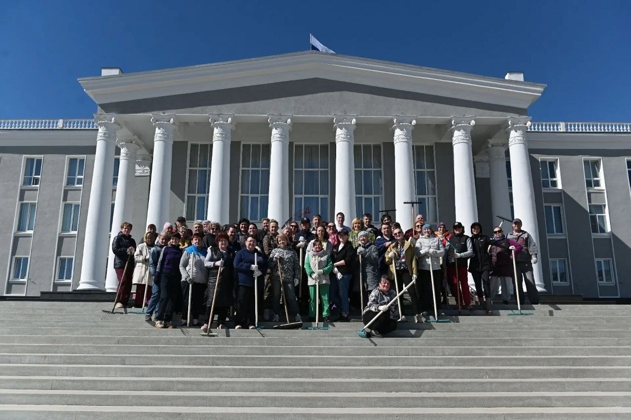 Сотрудники Дворца культуры химиков вышли на уборку прилегающей территории, приводя в порядок парк и дворцовую площадь после зимы