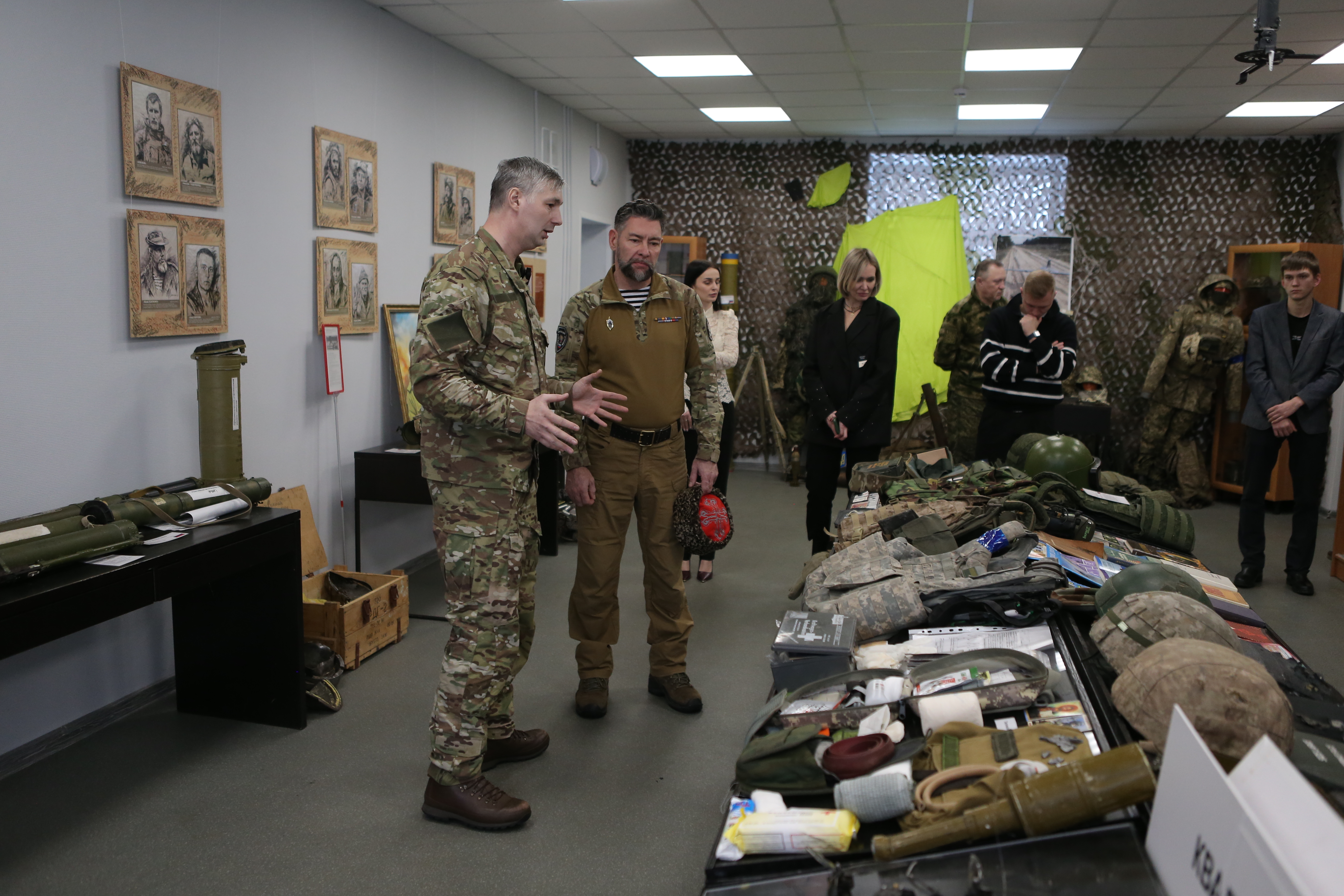 В центре патриотического воспитания «Отечество» (МЦ «Спутник») состоялась встреча юнармейцев и волонтеров с актером театра и кино, ветераном специальной военной операции Владиславом Шкляевым, который приехал в Дзержинск на фестиваль «Черноречье ФЕСТ».