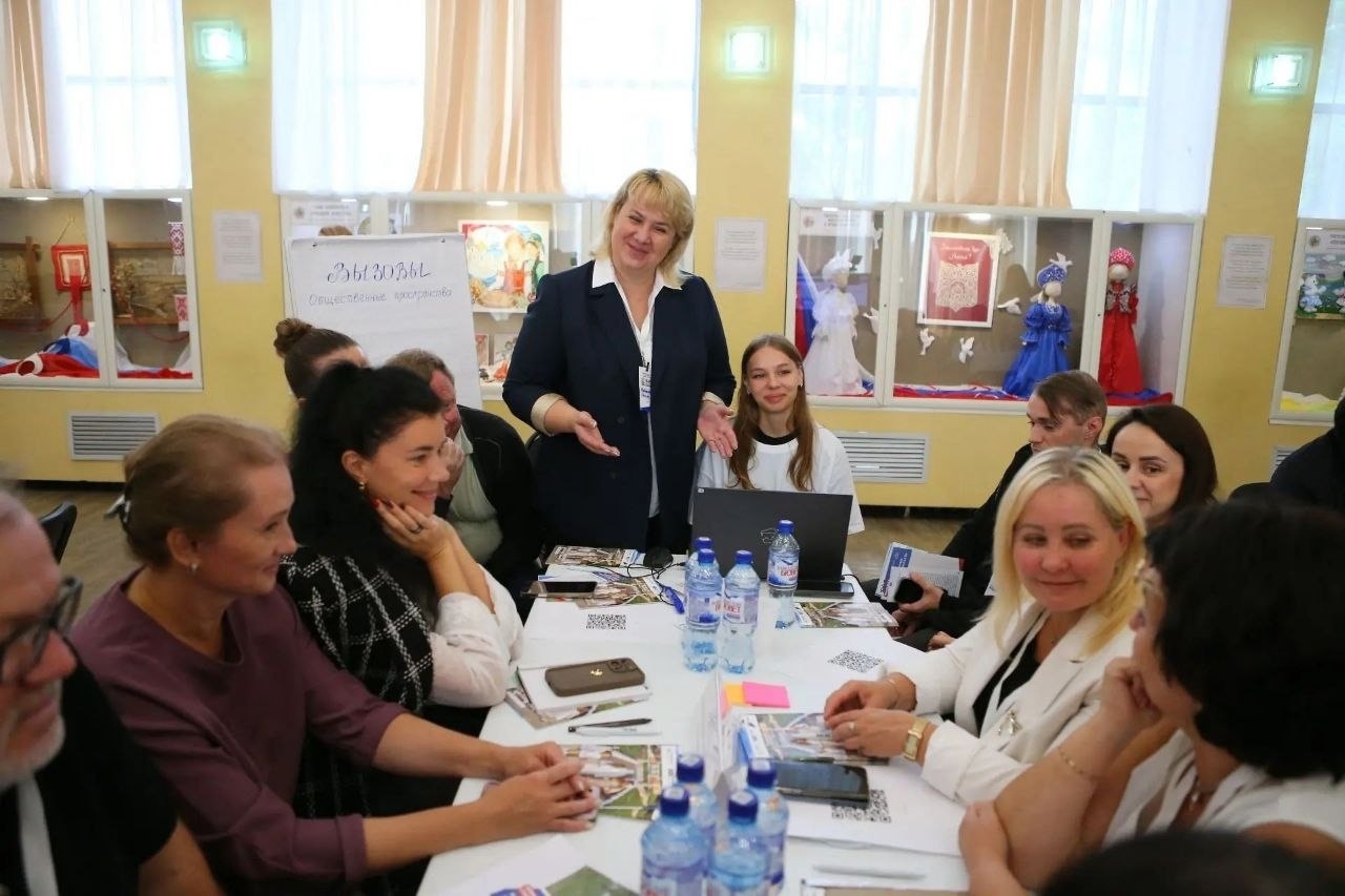 В зале Дворца детского творчества собрались врачи, преподаватели, спортсмены, деятели культуры, представители бизнеса и общественные деятели