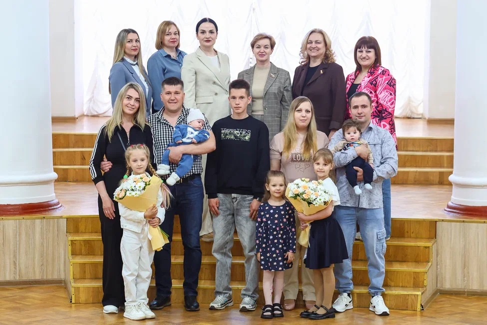Во Дворце культуры химиков состоялось чествование семей, ставших в этом году многодетными.