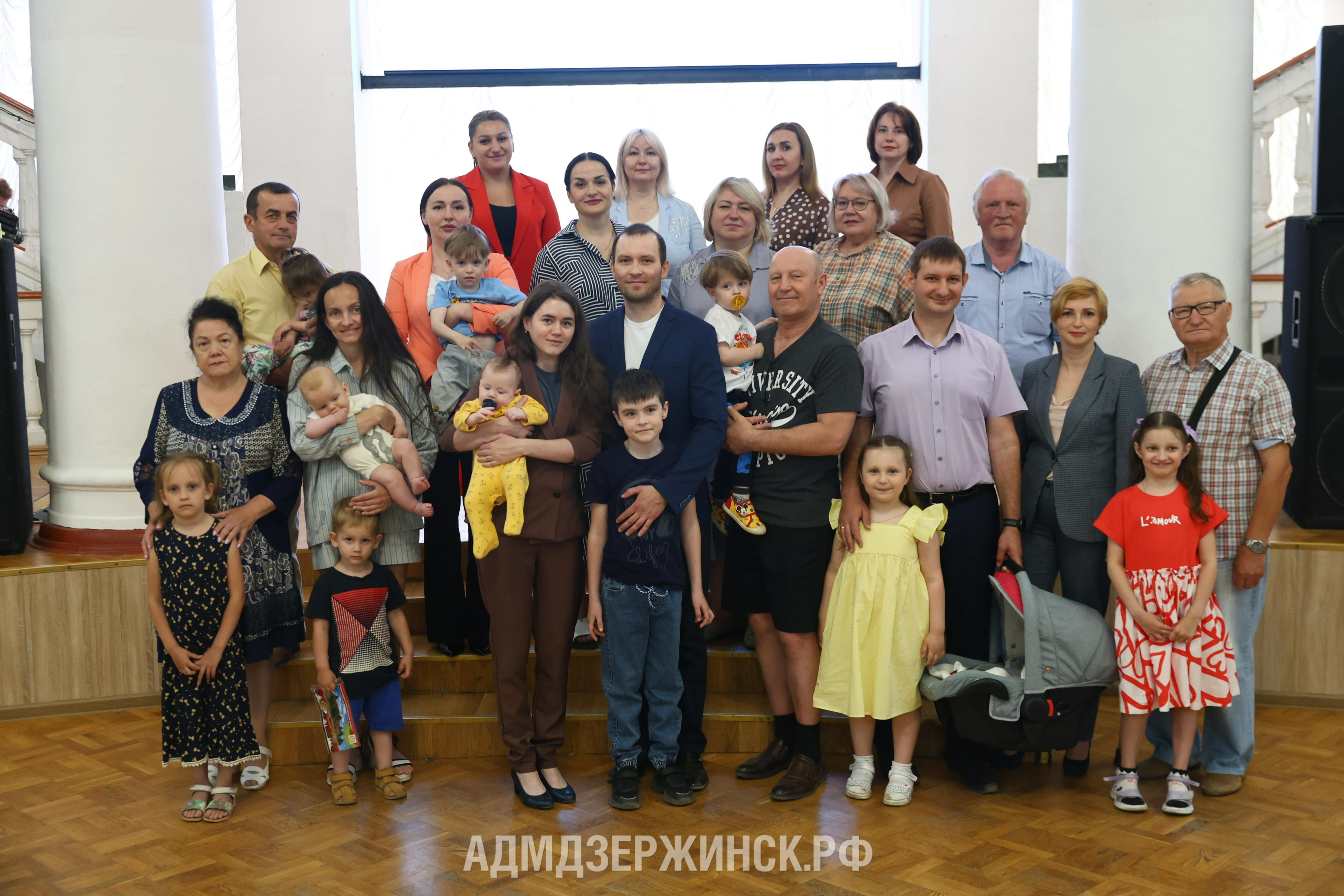 Семьи с новорожденными детьми поздравили в Дзержинске накануне Дня защиты детей