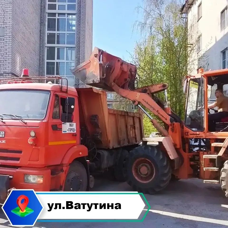 Сотрудники МБУ «Город» и подрядных организаций продолжают работы по комплексной уборке улично-дорожной сети. Проводится очистка от накопившегося дорожного смета и пролив водой проезжих частей.