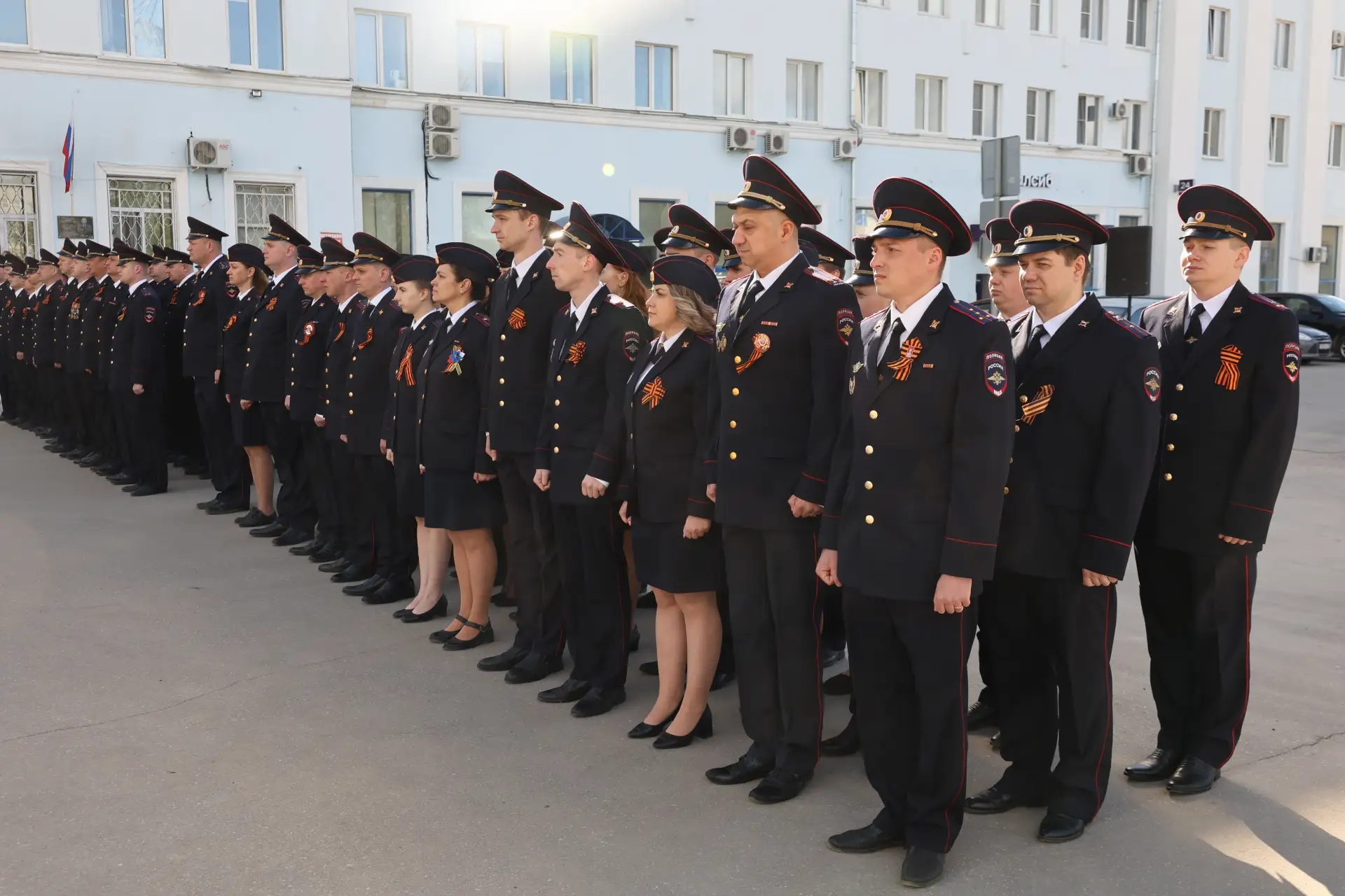 Праздничное утро 9 Мая в Дзержинске началось с торжественного построения личного состава Управления МВД России по городу. 