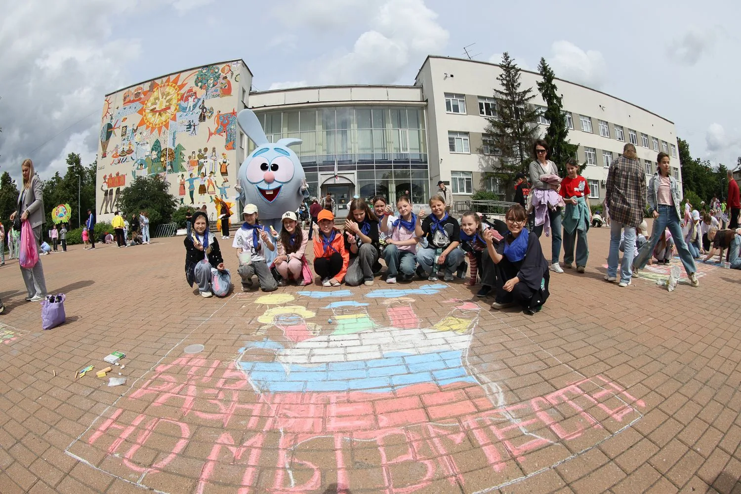 В День защиты детей в Дзержинске прошел ежегодный конкурс рисунков на асфальте.